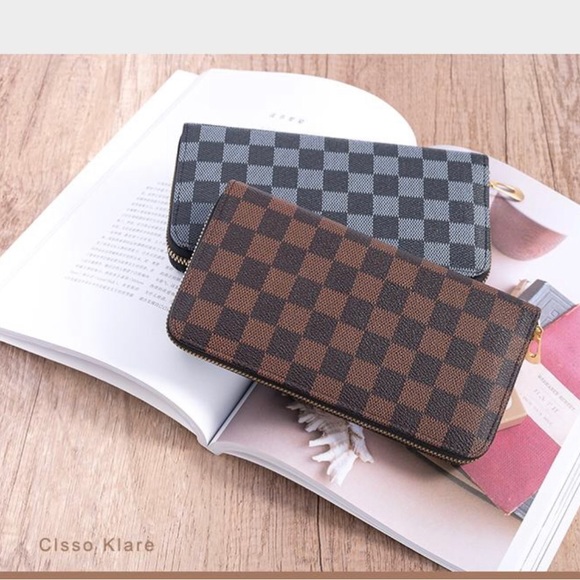 Beautiful long wallets with wrist strap.(brand new) - Picture 3 of 5